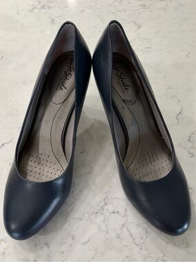 Life Stride Parigi Navy Closed-Toe Heel Pump
